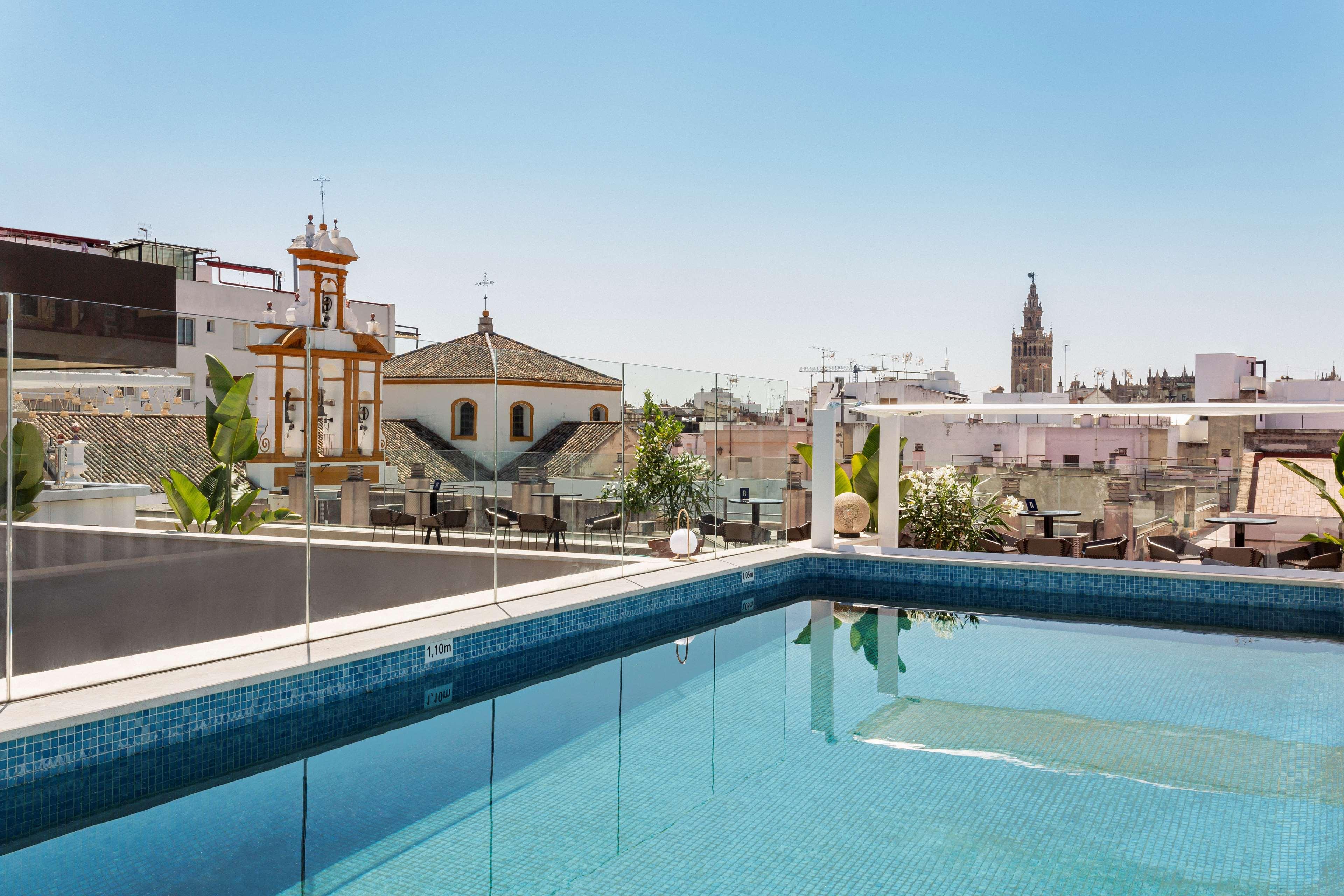Radisson Collection Hotel, Magdalena Plaza Sevilla Luaran gambar Rooftop pool at Hotel Casa 1800